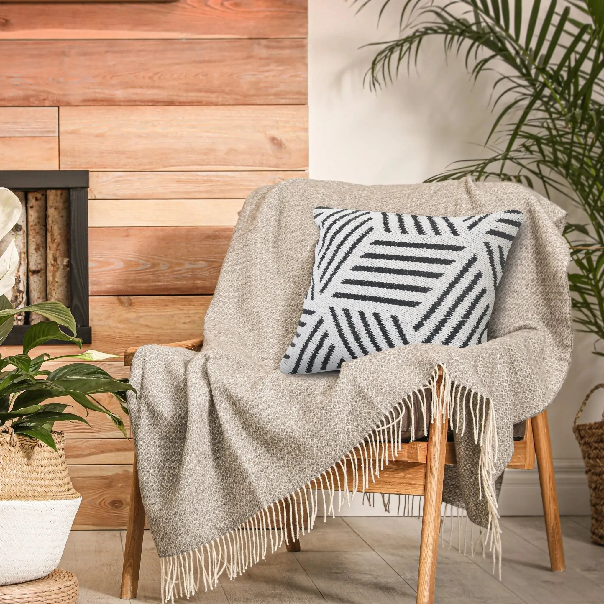 Elemental Lr07553 Black/White Pillow