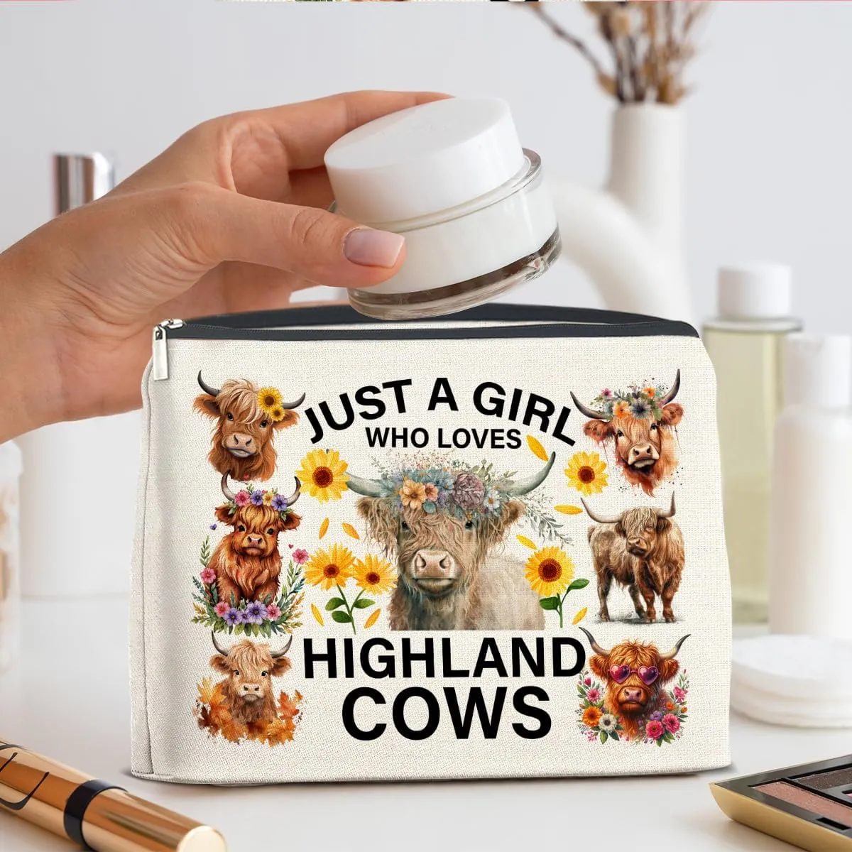 Highland Cows Gifts Makeup Bag Cow Lover Gifts for Women Girls Just a Girl Who Loves Highland Cows Zipper Makeup Pouch